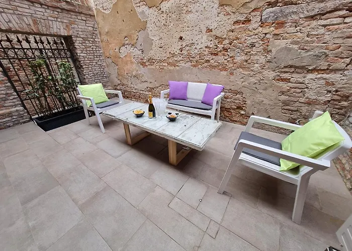 Venice Apartment With Private Courtyard
